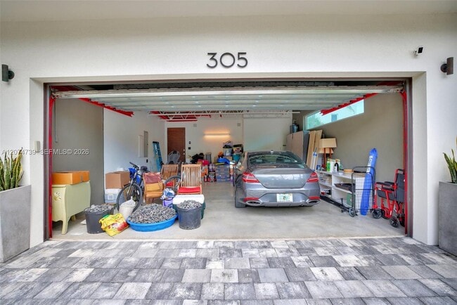 Photo - 305 Oak St