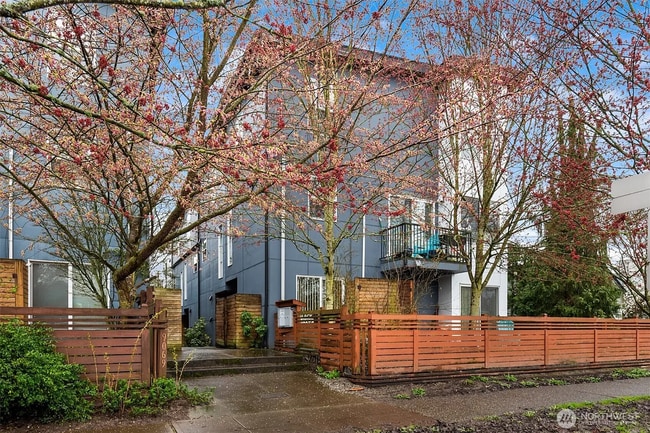 Building Photo - Light-Filled Contemporary Townhome Near Downtown Seattle!