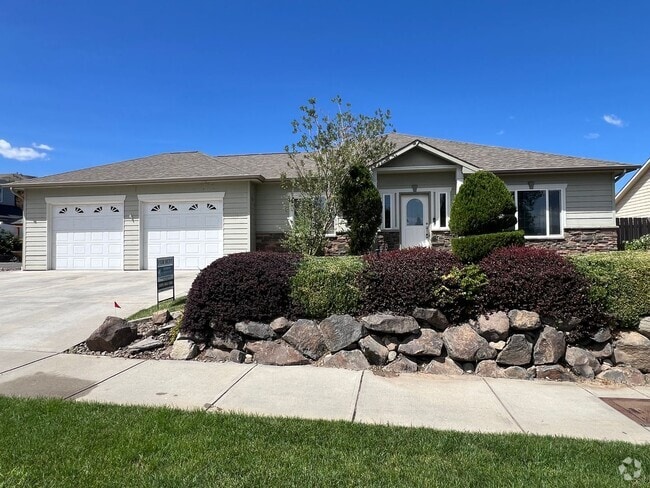 Building Photo - Great location with lots of amenities! 4 b... Rental