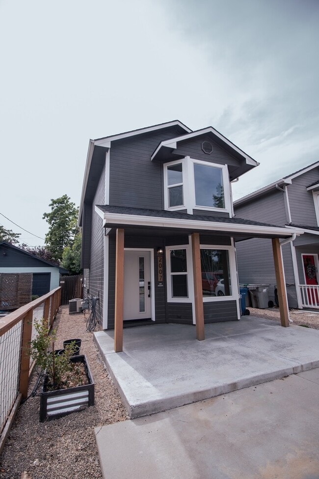 Great Location 2bed 1 bath! - Great Location 2bed 1 bath! House