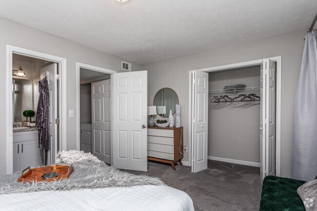 2BR, 2BA - 990 SF