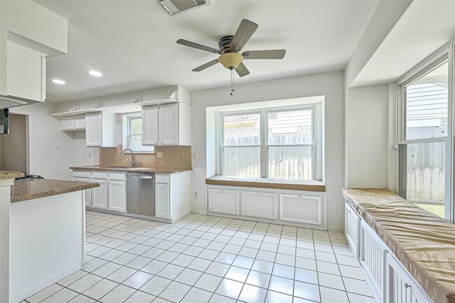 Photo - 2922 Lakefield Way