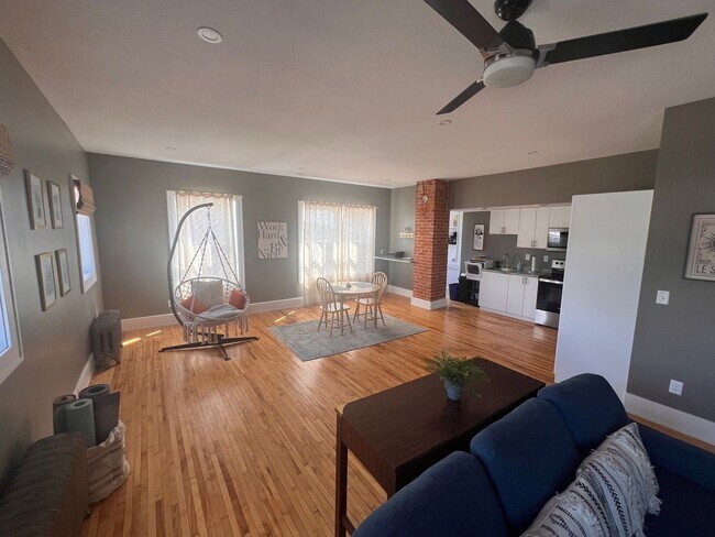 Building Photo - SGRE 133 Unit 133 - Apt 2
