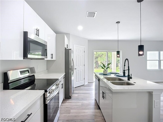 Photo - 912 Anthony St E