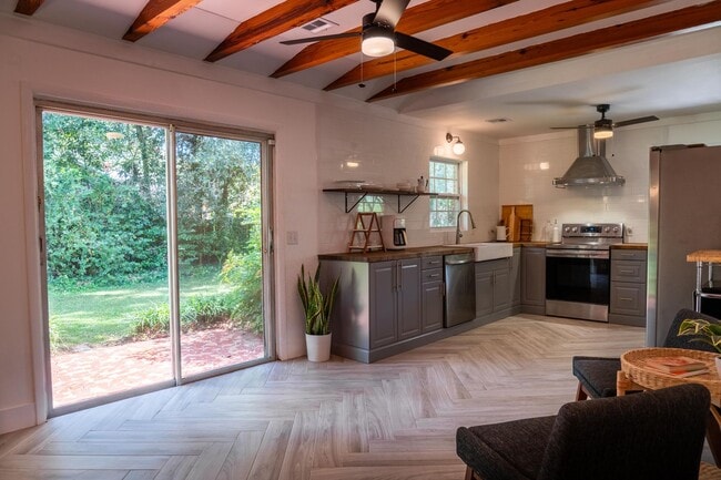 Photo - 901 White Ave S E