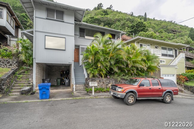 Building Photo - $2,200 / 2br - 2BED 1BATH DUPLEX IN MANOA VALLEY