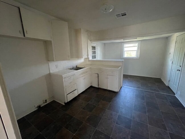 Photo - 2212 Jane St