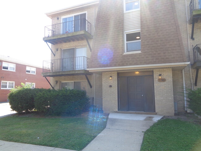 Building Photo - 7041 99th St Unit 2E Rental