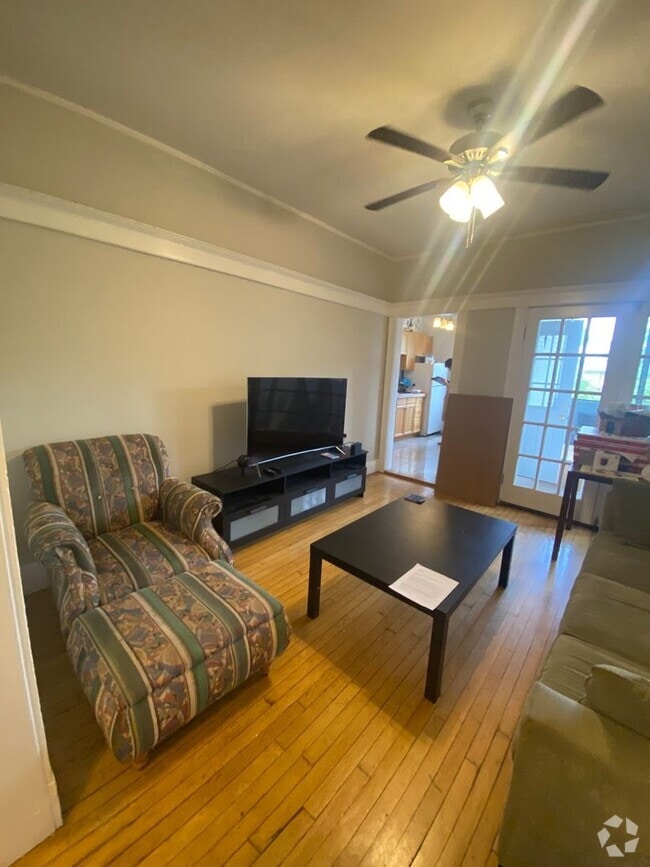 Building Photo - 9/1 Spacious 3BR w/balcony, heat included! Rental