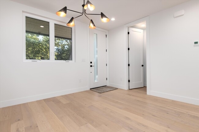 Photo - 2090 Eliot St