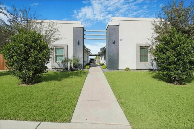 Building Photo - "Charming 1-Bed Haven in Edinburg – Cozy 600 Sq Ft Retreat!"