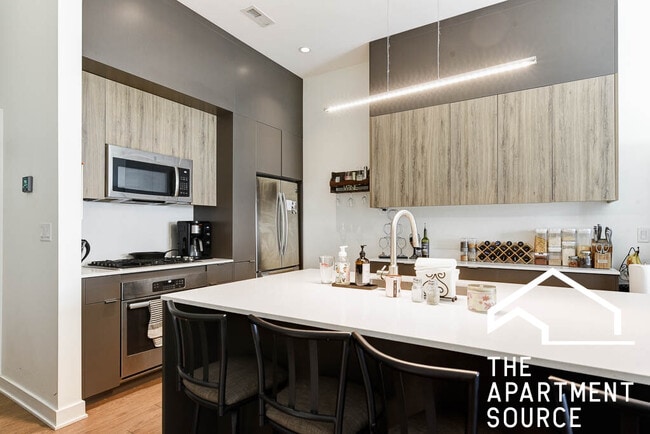 Building Photo - 3461 N Lincoln Ave Unit 202