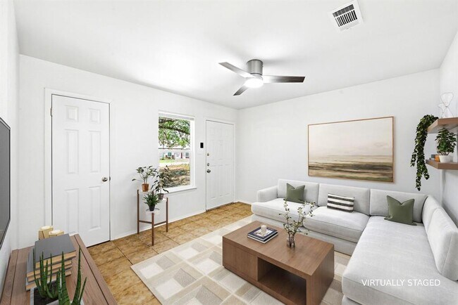 Photo - 910 Bret Ln
