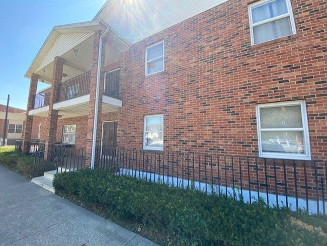 Building Photo - 5 N Chillicothe St Unit 105 Rental