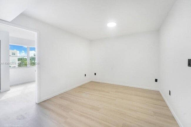 Photo - 12215 W Dixie Hwy Unidad 107