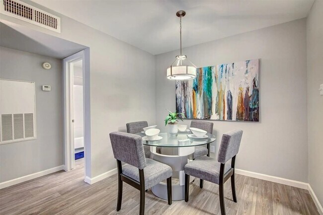 Building Photo - 2701 W Bellfort Ave Unit 1422 Rental