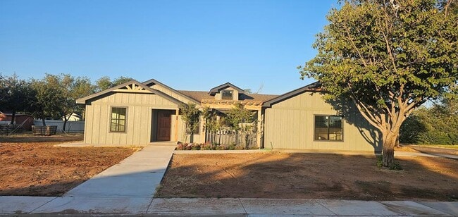 Building Photo - 209 NE 5th St Rental