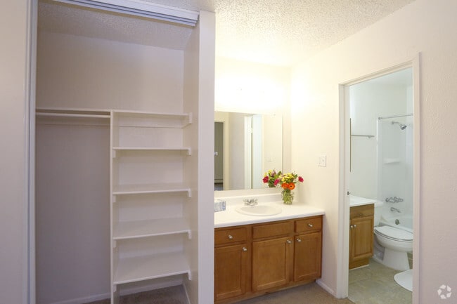 2BR, 1BA - 800 SF