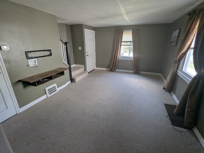 Living Room - 73 Virginia Rd Unit Left