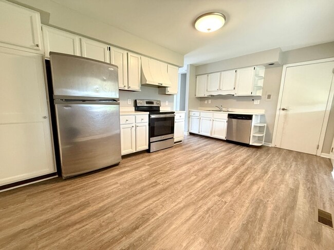 Photo - 575 W Market St