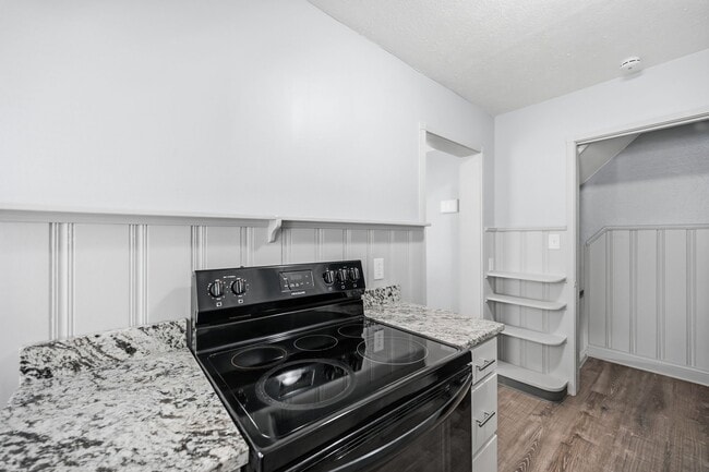 Photo - 253 E 250th St