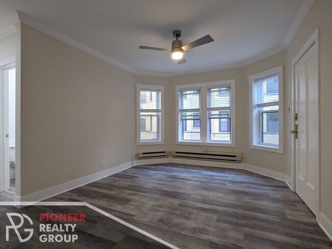 Building Photo - 3821 N Greenview Ave Unit 1E