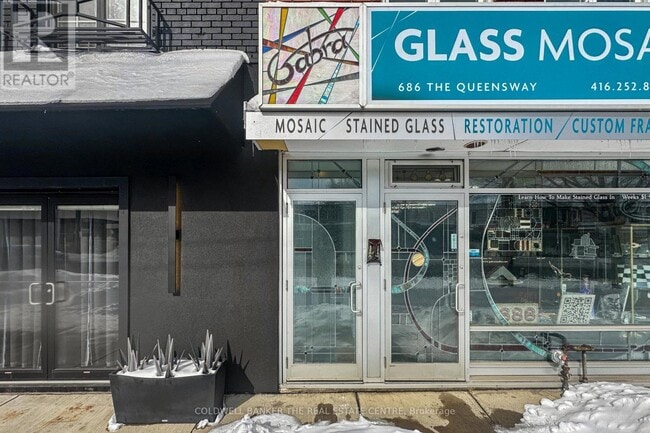 Photo - 686 The Queensway