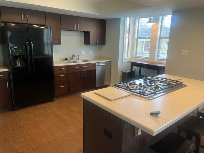 Photo - 400 Warner Ave