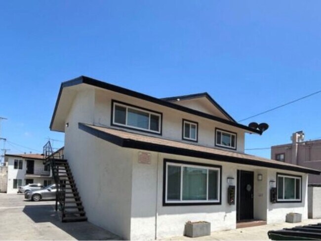 Building Photo - Upper level 2 bed 2 bath with Washer / Dry... Unit 7 Rental