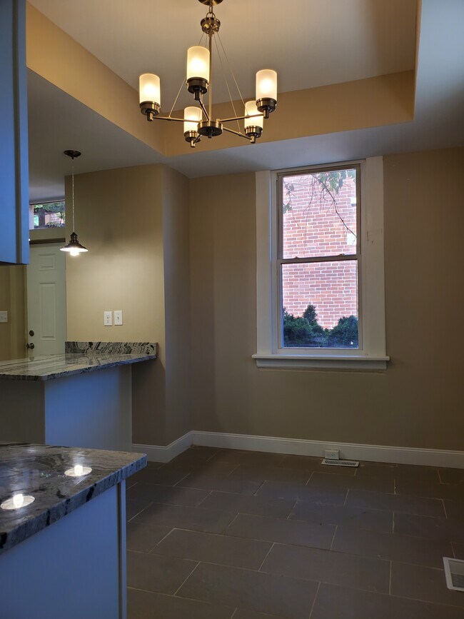 Dining Area - 987 Parsons Ave