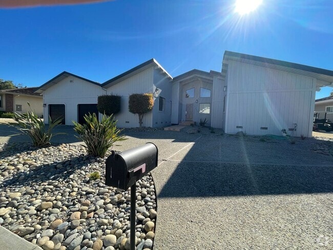 Building Photo - 3 Bed 3 Bath Ridgemark Home - Golf Course ...