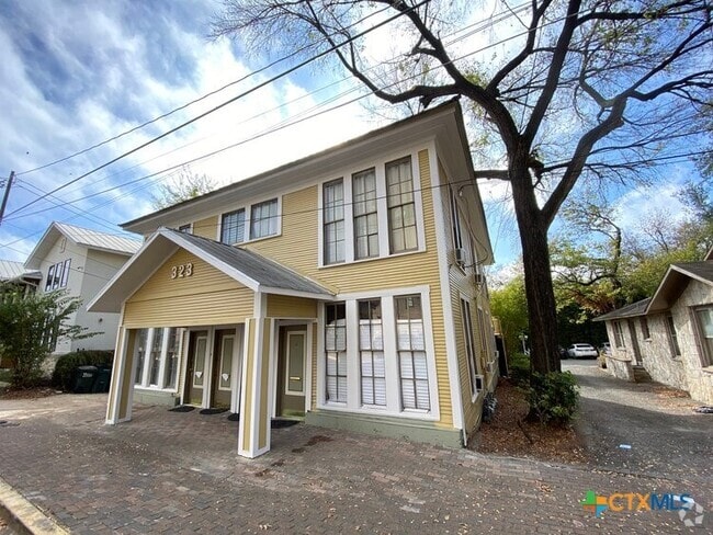 Building Photo - 323 W Hutchison St Unit 2 Rental