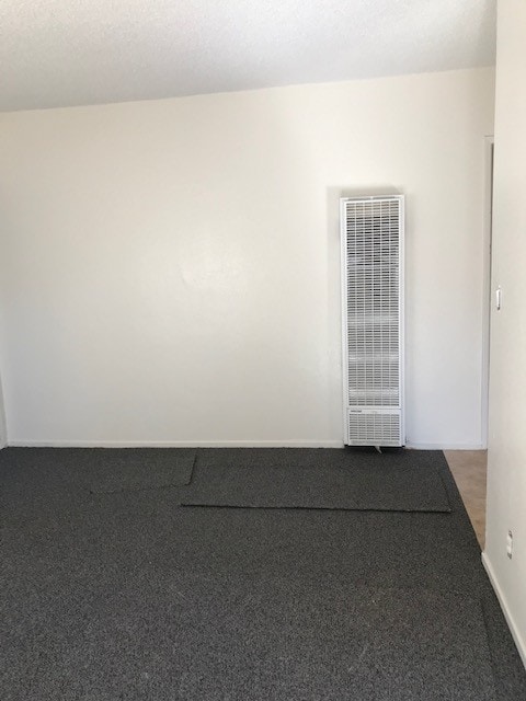 The Alley On Bitters, también conocido como Artisan Alley, tiene muchas tiendas artesanales de todo tipo. - 11242 S Budlong Ave Unidad 1