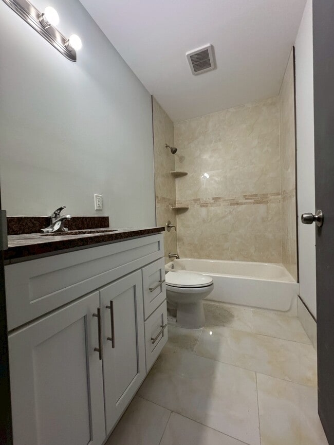 Baño tipo estudio - 905 Arch St