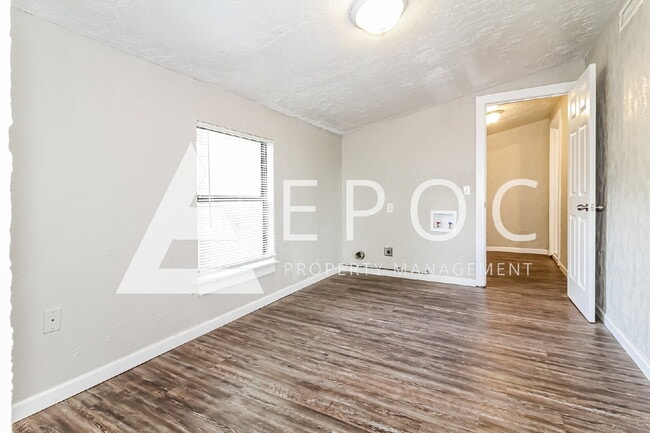 Photo - 705 E Hughbert St