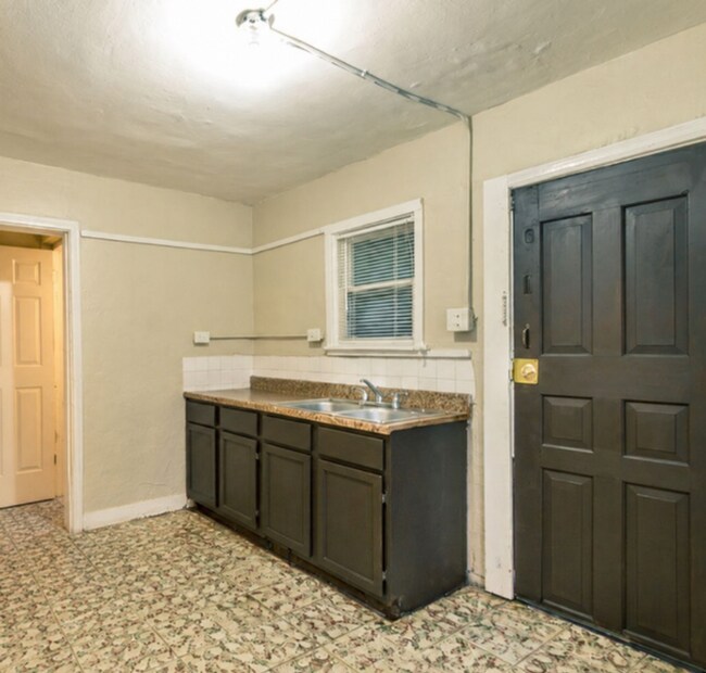 Photo - 150 Bank St Unit B