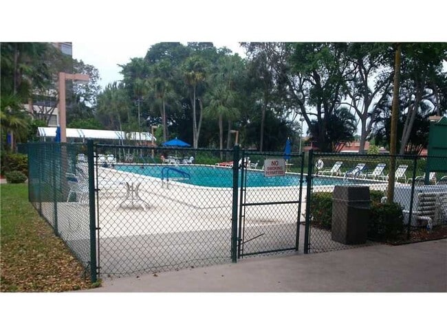 Piscina - 1000 Saint Charles Pl Unidad L20