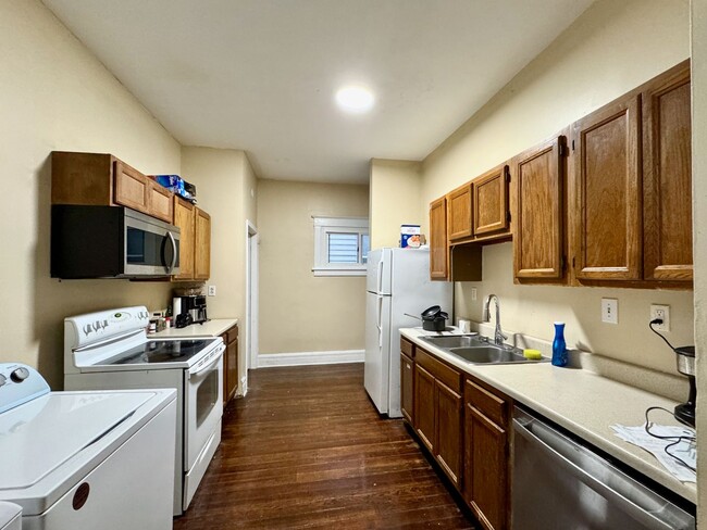 Photo - 4 Bed/2 bath UC Rental On Victor + Parking Only $695/person ($2780/mo)!