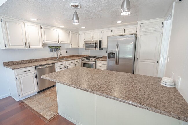 Photo - 4 Bedroom Home for Rent in Valencia!