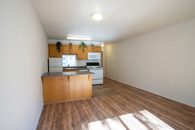 Building Photo - Top Floor 1Bdr w/ Washer/Dryer in Idyllic ... Unit 35-08