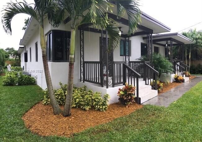 Building Photo - 560 NE 69th St Unit 1