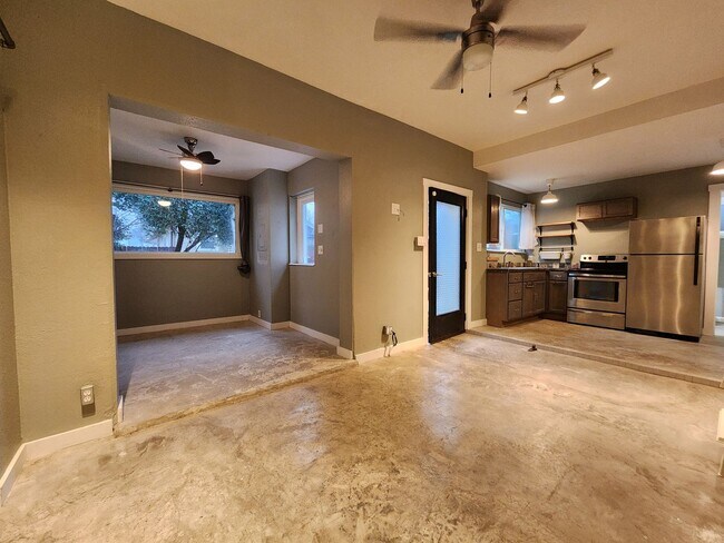 Building Photo - 112 10th St Unit #B