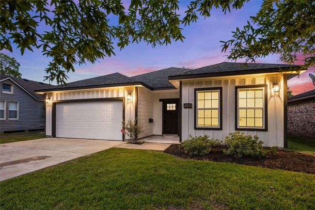 Photo - 1121 Austin St