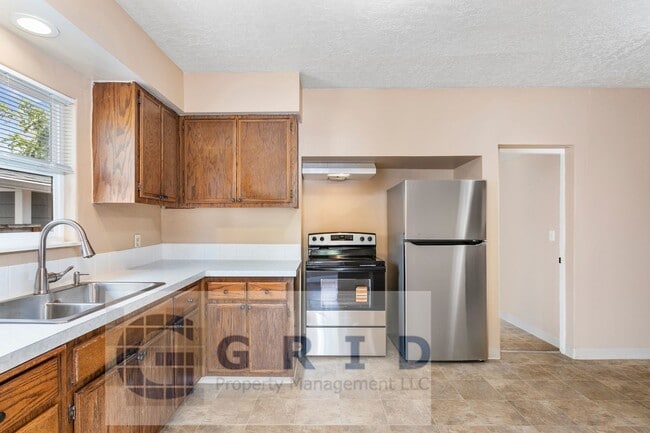 Building Photo - GPM657 - SE Raymond Ct. (T1) Unit A Rental