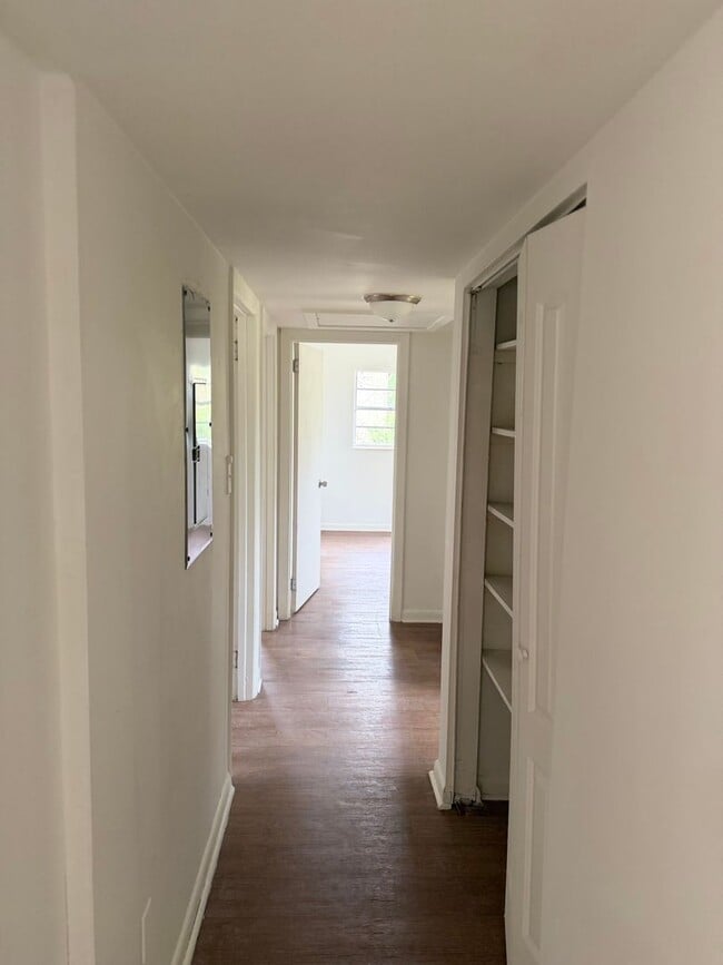 Building Photo - 3/1 off Orange Ave available now