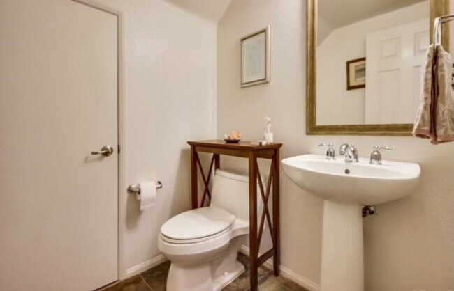 Building Photo - Views! Rental