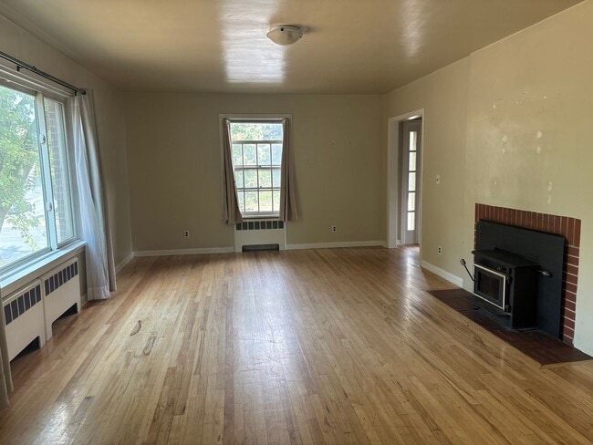 Photo - 715 NE Stadium Way Unit Upper
