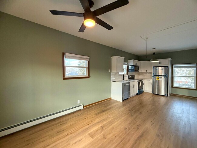 Photo - 36465 Main St