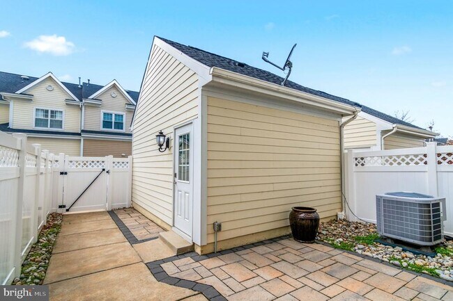 Photo - 612 Marina Landing Ln