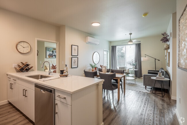 2BR, 2BA - 999SF